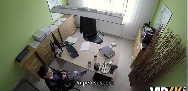  VIP4K. Sexy chick fait une pipe et se fait prendre au bureau de prêt